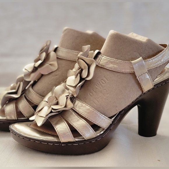 BORN Metallic Gold Flower Leather High Sandal Size 8 - Picture 3 of 9